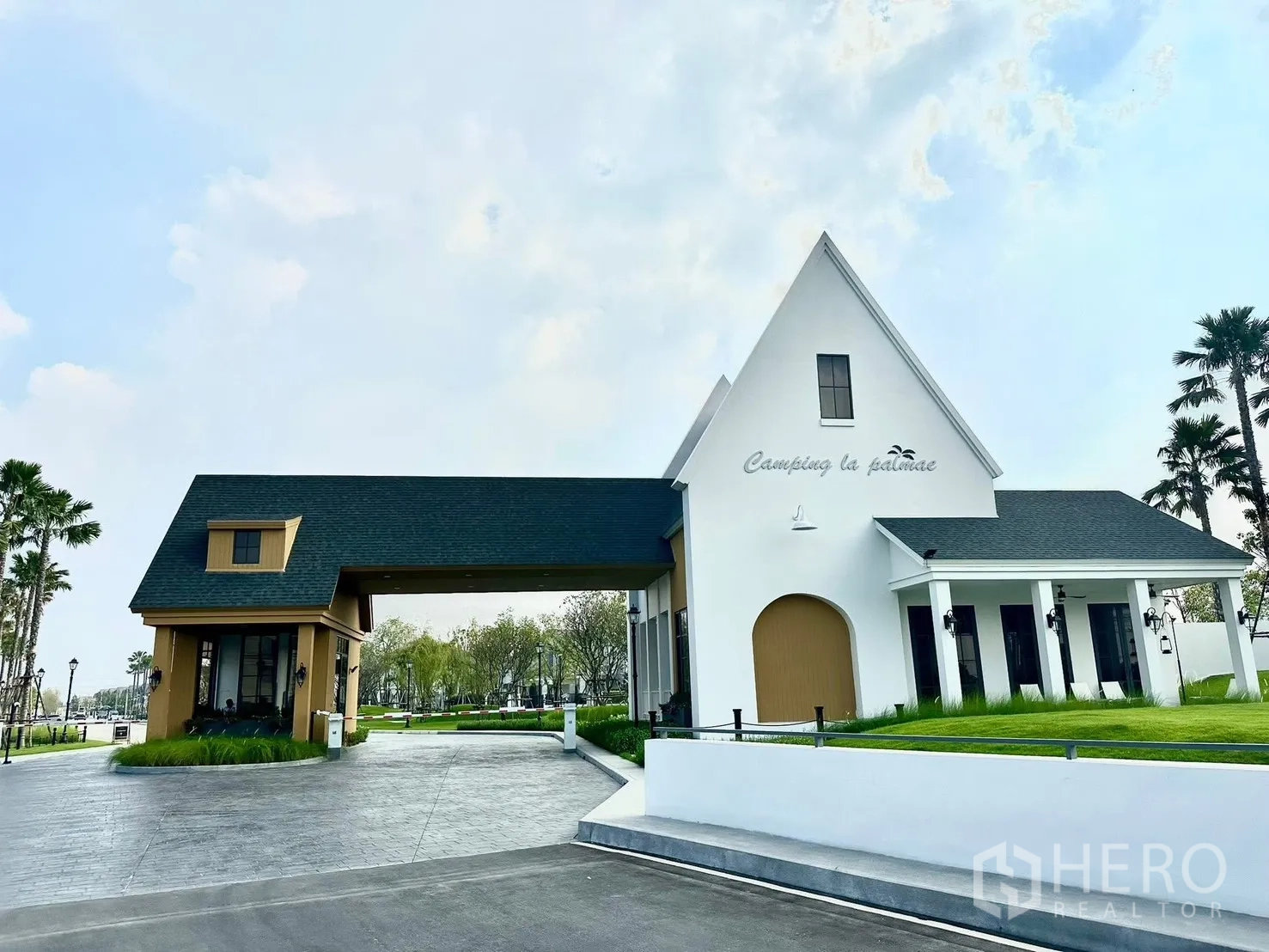 独栋房屋 for rent in Bang Phli, Samut Prakan - 小区门楼与岗亭，坡屋顶建筑和绿化草坪。