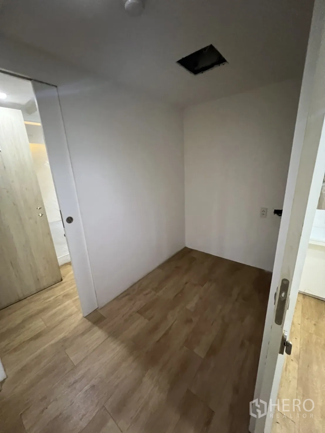 Shophouse for rent or sale in Watthana, Bangkok - Small utility or storage room with wood-look flooring.
