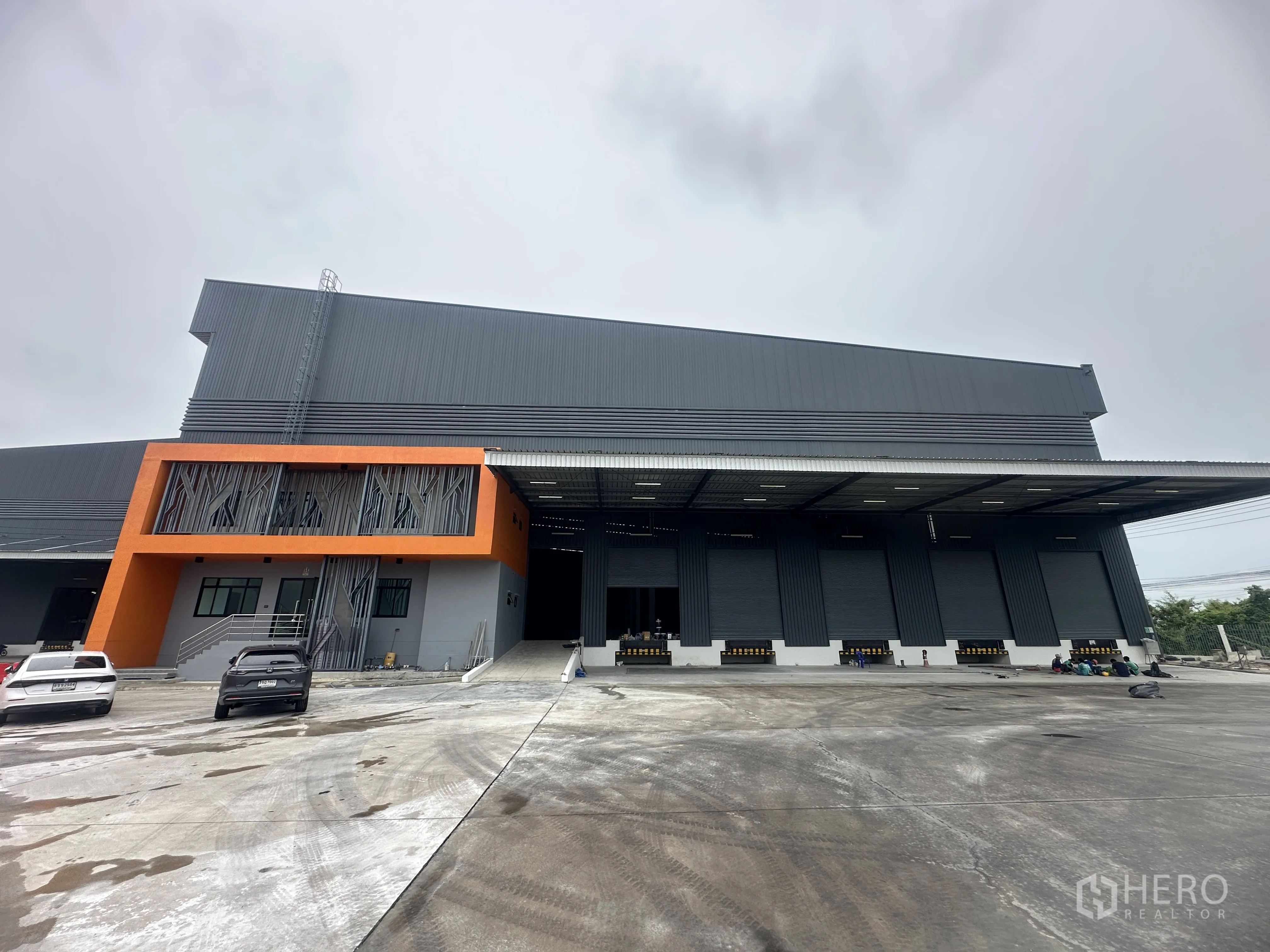 工厂 for rent in Bang Phli, Samut Prakan - 现代厂房外观，橙色办公楼、带雨棚装卸平台与宽阔场坪。