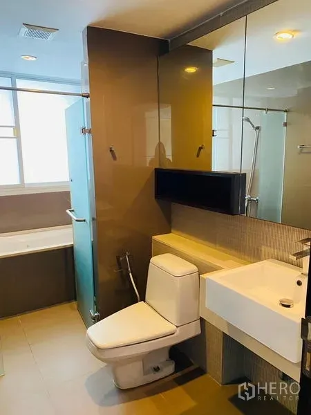 公寓 出租在Watthana, Bangkok - 现代卫浴，配浴缸、独立玻璃淋浴间、大镜面与洁具。