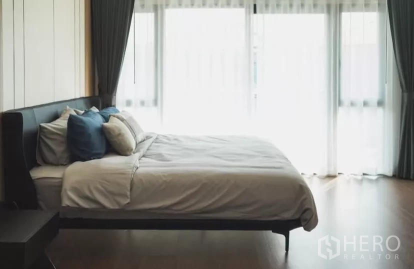 Detached House for rent in Bang Phli, Samut Prakan - View into master bedroom showing TV partition and sitting bench.