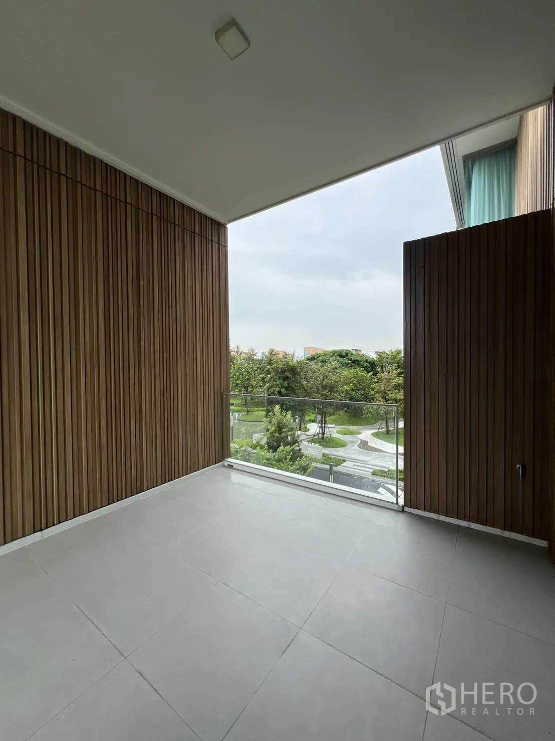 Detached House for rent in Saphan Sung, Bangkok - Covered terrace with wood slat walls and garden outlook.