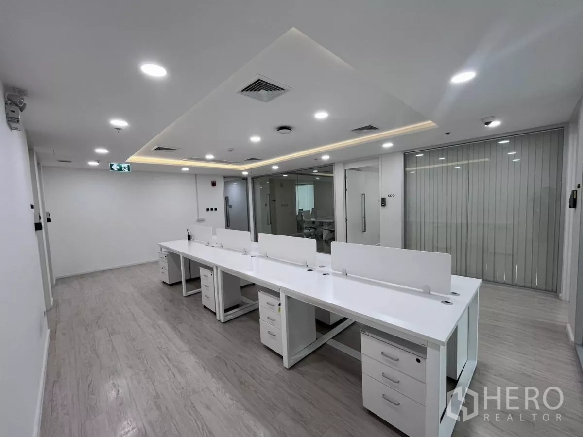 Office Space for rent in Din Daeng, Bangkok - Bright workspace featuring white workstations, recessed lighting and glass partitions.