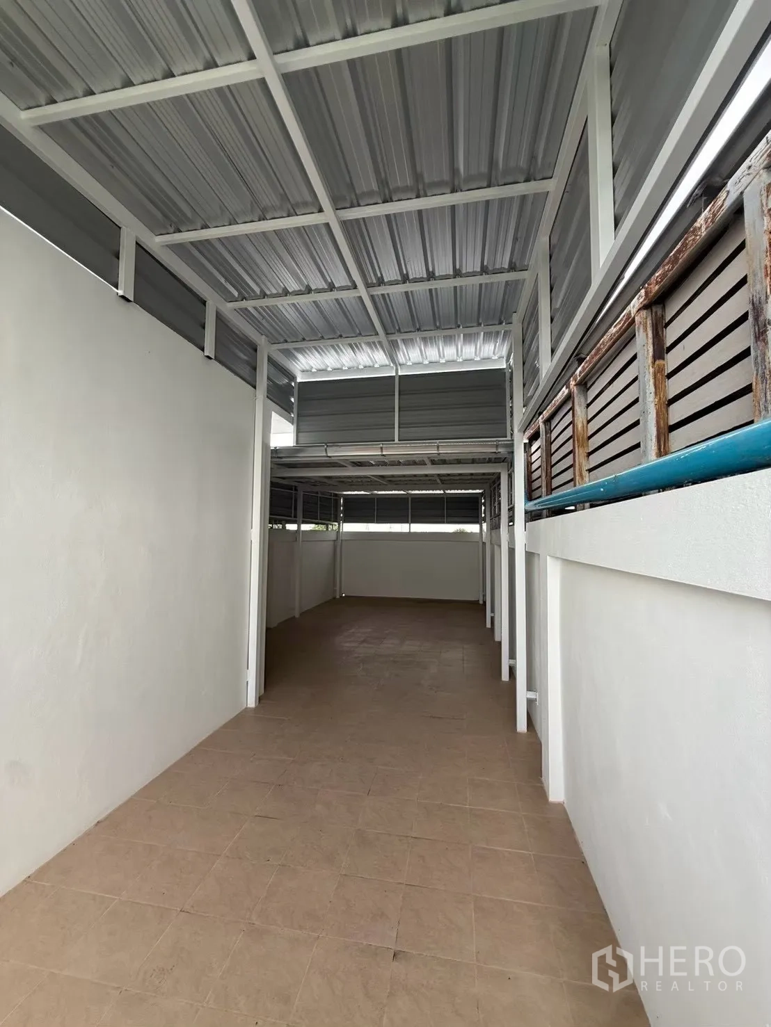 Shophouse for rent in Pak Kret, Nonthaburi - Long covered walkway at the back with tiled floor and steel roof.