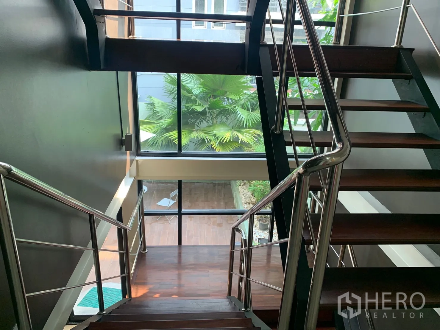 店屋 出租在Watthana, Bangkok - 不锈钢楼梯，超大窗户俯瞰露台与绿化