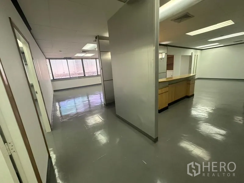 办公空间 出租在Yan Nawa, Bangkok - 走廊通向采光良好的办公区，设隔断、窗户与接待台。