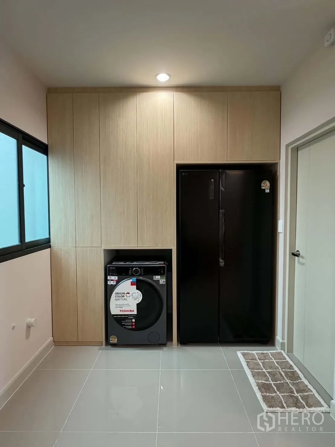 ทาวน์เฮาส์ for rent in Bang Phli, Samut Prakan - ห้องอเนกประสงค์พร้อมเครื่องซักผ้า ตู้เย็นสองประตู และตู้เก็บของ