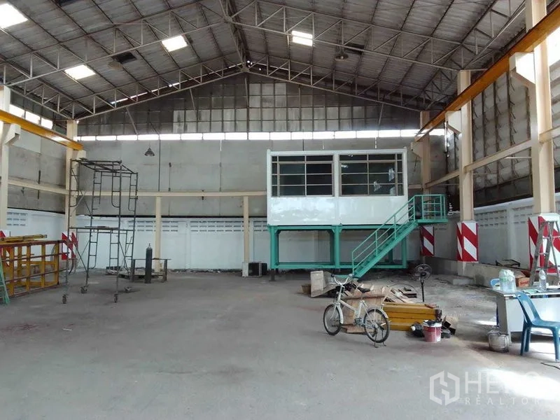คลังสินค้า ให้เช่าในMueang Samut Prakan, Samut Prakan - ฮอลล์โกดังโล่งกว้าง มีตู้สำนักงานยกพื้นและนั่งร้าน