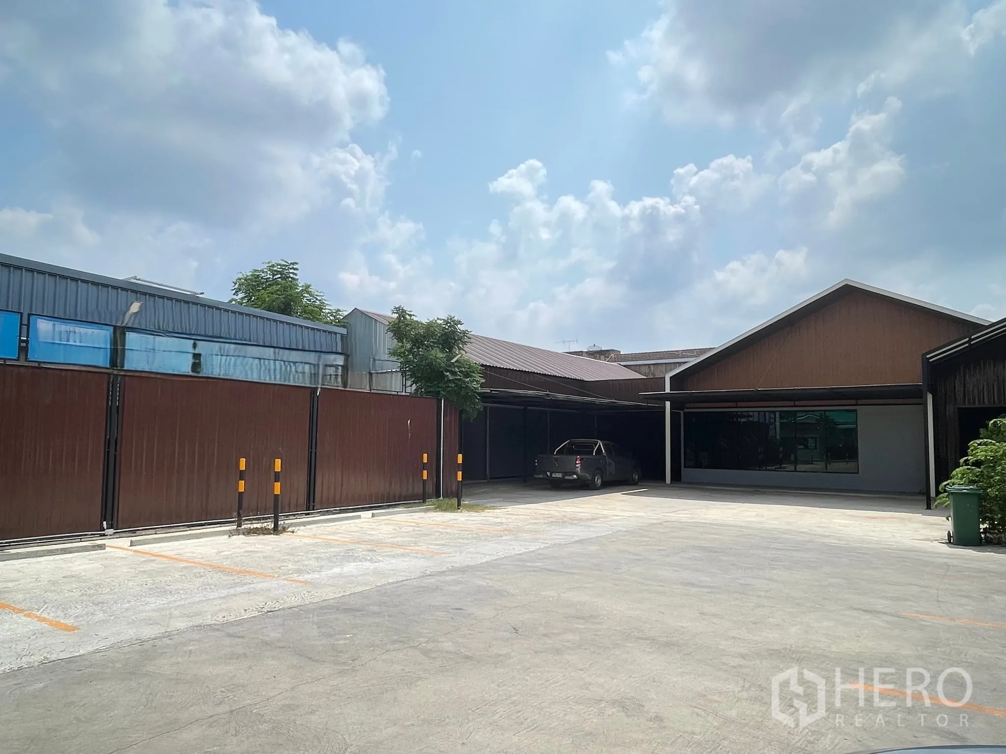 零售空间 for rent in Suan Luang, Bangkok - 带大门的场地，宽阔混凝土前院及划线停车位，单层建筑外观