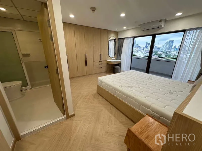 公寓 出租在Watthana, Bangkok - 主卧通向套内卫浴，推拉门并可通往阳台