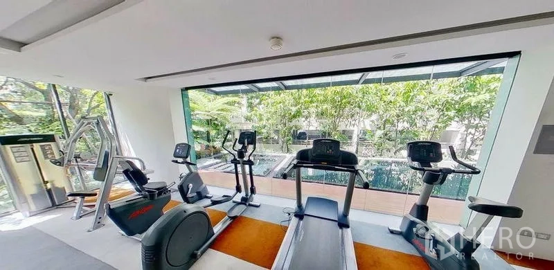 公寓 出租或出售在Watthana, Bangkok - 健身房配有有氧器械，面向花园与泳池。