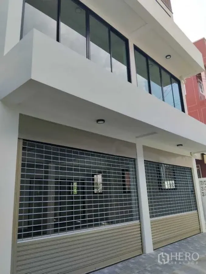 สำนักงานที่บ้าน ขาย - ด้านหน้าชั้นล่างมีประตูม้วนสองบานและกระจกบานใหญ่ เหมาะสำหรับจอดรถหรือขนของ