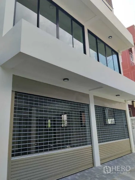 สำนักงานที่บ้าน ขาย - ด้านหน้าชั้นล่างมีประตูม้วนสองบานและกระจกบานใหญ่ เหมาะสำหรับจอดรถหรือขนของ