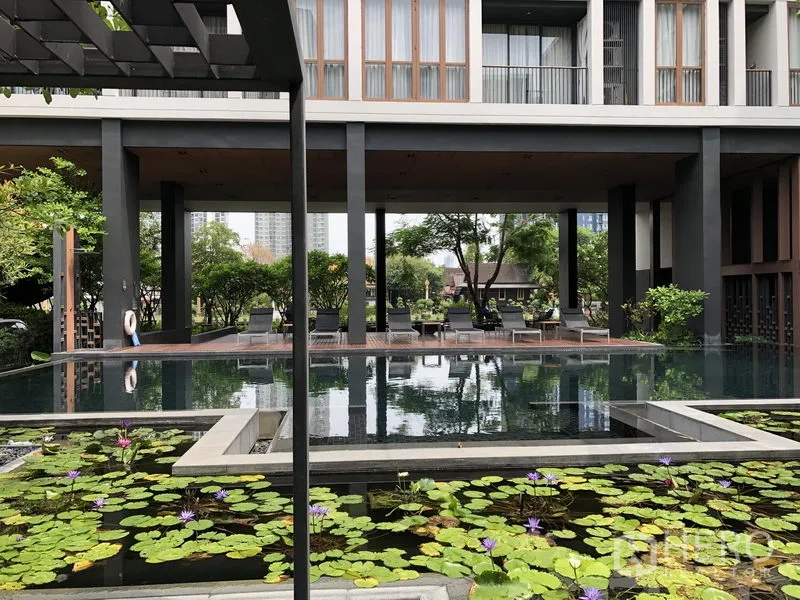 คอนโด ให้เช่าในWatthana, Bangkok - สวนคอนโดพร้อมสระน้ำสะท้อนและบ่อบัว ข้างพื้นที่นั่งพักผ่อนร่มรื่น