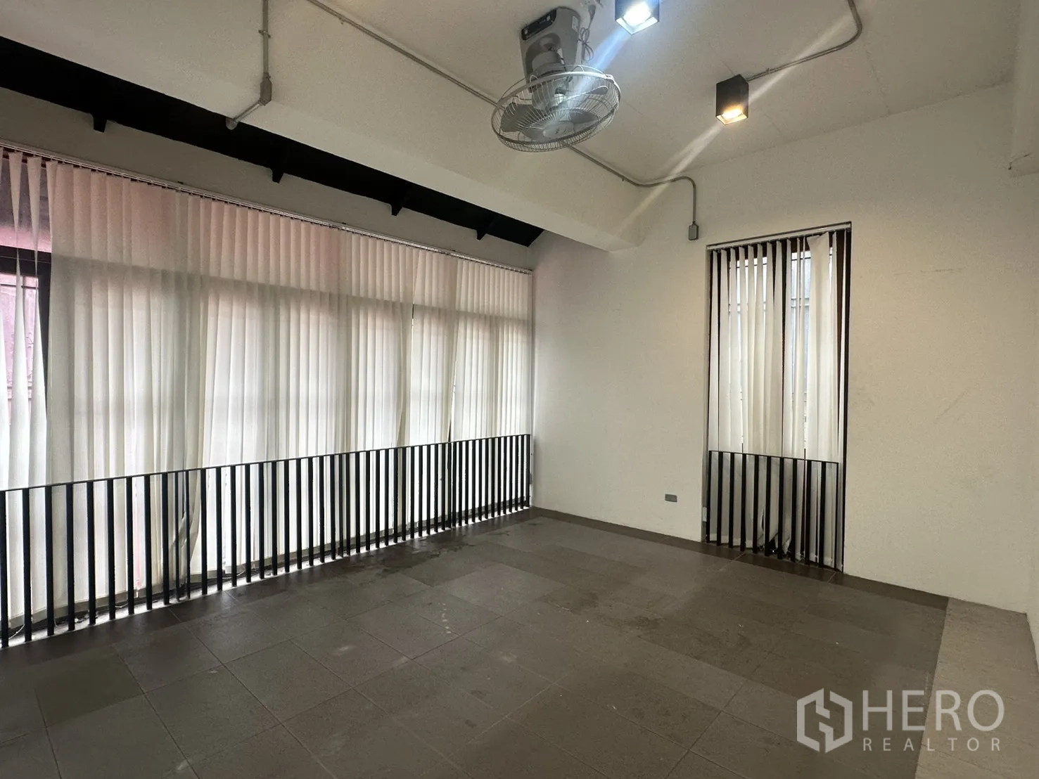 带办公室的家 for rent in Pathum Wan, Bangkok - 转角房间，环窗与竖百叶，灰色地砖。