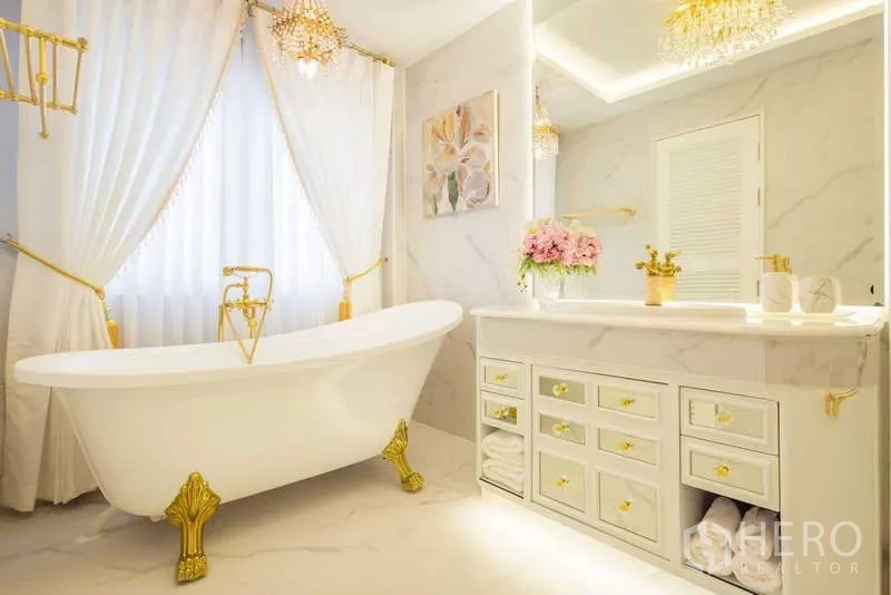 ทาวน์เฮาส์ ให้เช่าในLat Phrao, Bangkok - ห้องน้ำหรู อ่างอาบน้ำขาสิงห์แบบลอยตัว เคาน์เตอร์หินอ่อน และดีเทลสีทอง