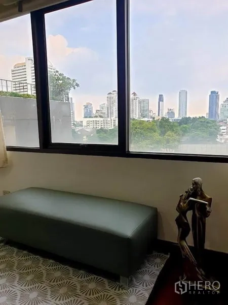 公寓 出租或出售在Watthana, Bangkok - 窗边休憩区，可眺望曼谷天际线与绿意。