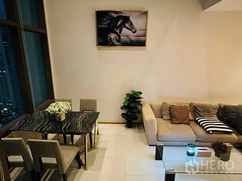 公寓 出租在Bangkok - 温馨起居角，L型沙发、岩板餐桌与墙面装饰
