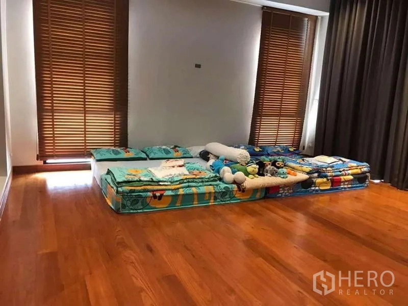 Detached House for rent in Bang Phli, Samut Prakan - Bedroom with floor mattresses, wood blinds and curtains