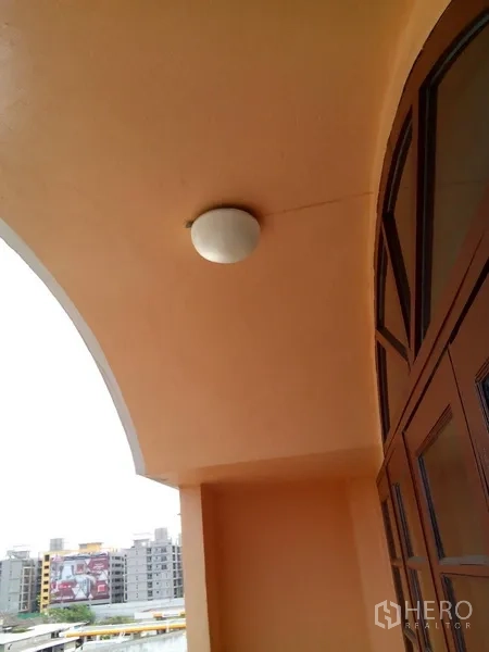 Shophouse for rent in Phra Khanong, Bangkok - Curved balcony ceiling with light and double wooden doors.
