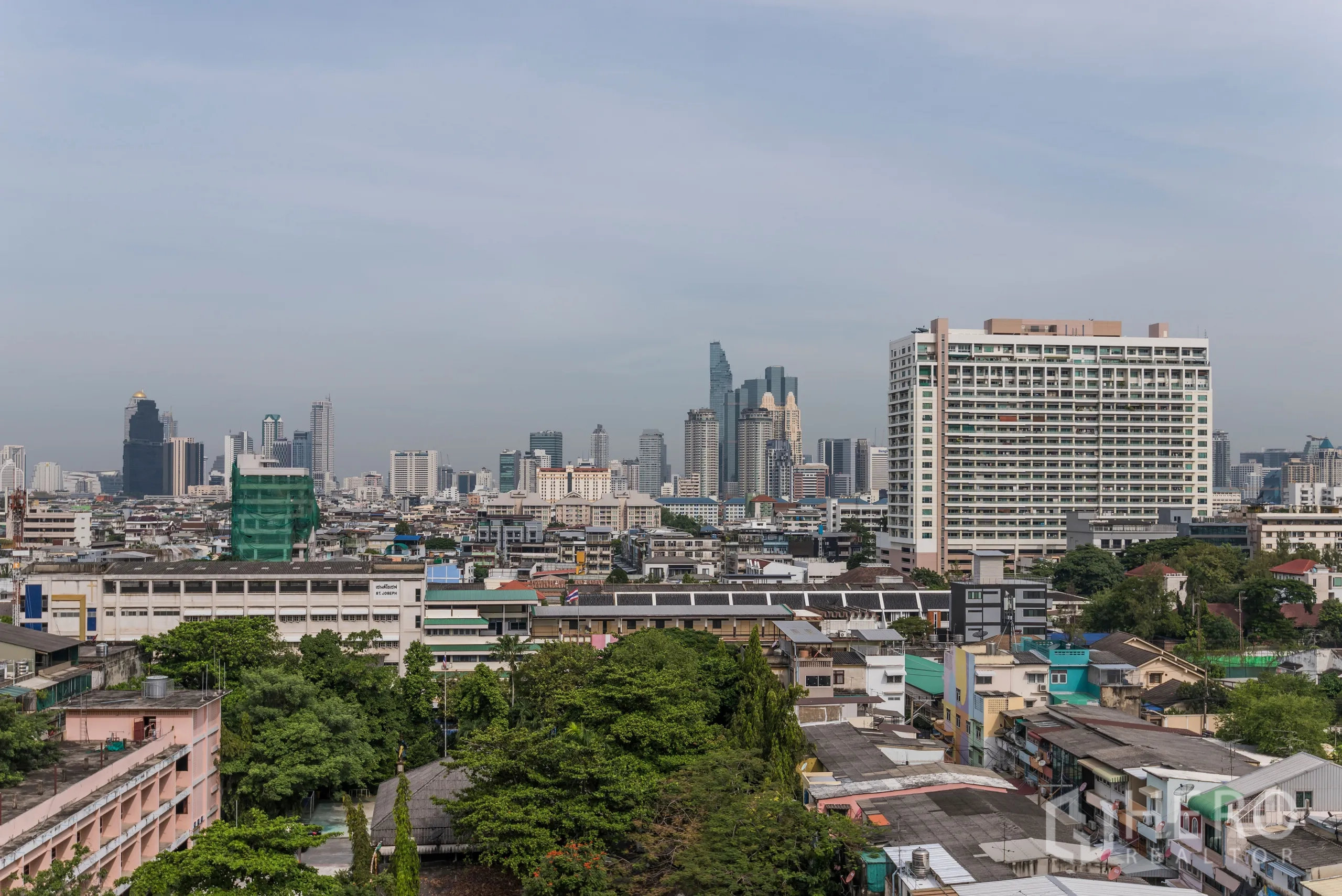 公寓 出租在Yan Nawa, Bangkok - 高楼城市全景，可见曼谷天际线与地标高楼。