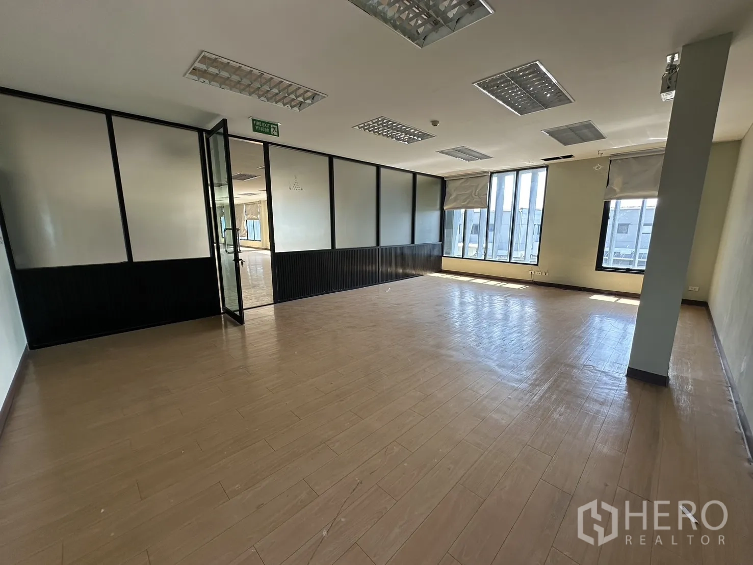 带办公室的家 出租在Prawet, Bangkok - 超大开放式办公楼层，天花灯成排，侧墙设窗。