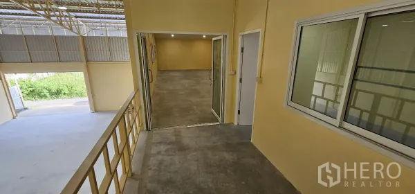 货栈 出租在Lat Krabang, Bangkok - 通往夹层办公室的走道，带栏杆俯瞰仓库地面