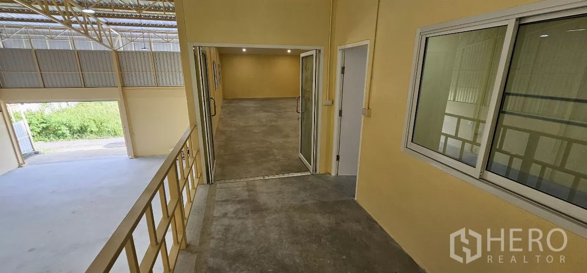 货栈 出租在Lat Krabang, Bangkok - 通往夹层办公室的走道，带栏杆俯瞰仓库地面