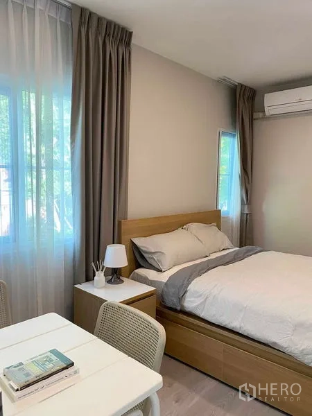 独立式住宅 出租或出售在Prawet, Bangkok - 次卧带床与学习桌，窗帘与空调配置齐全。
