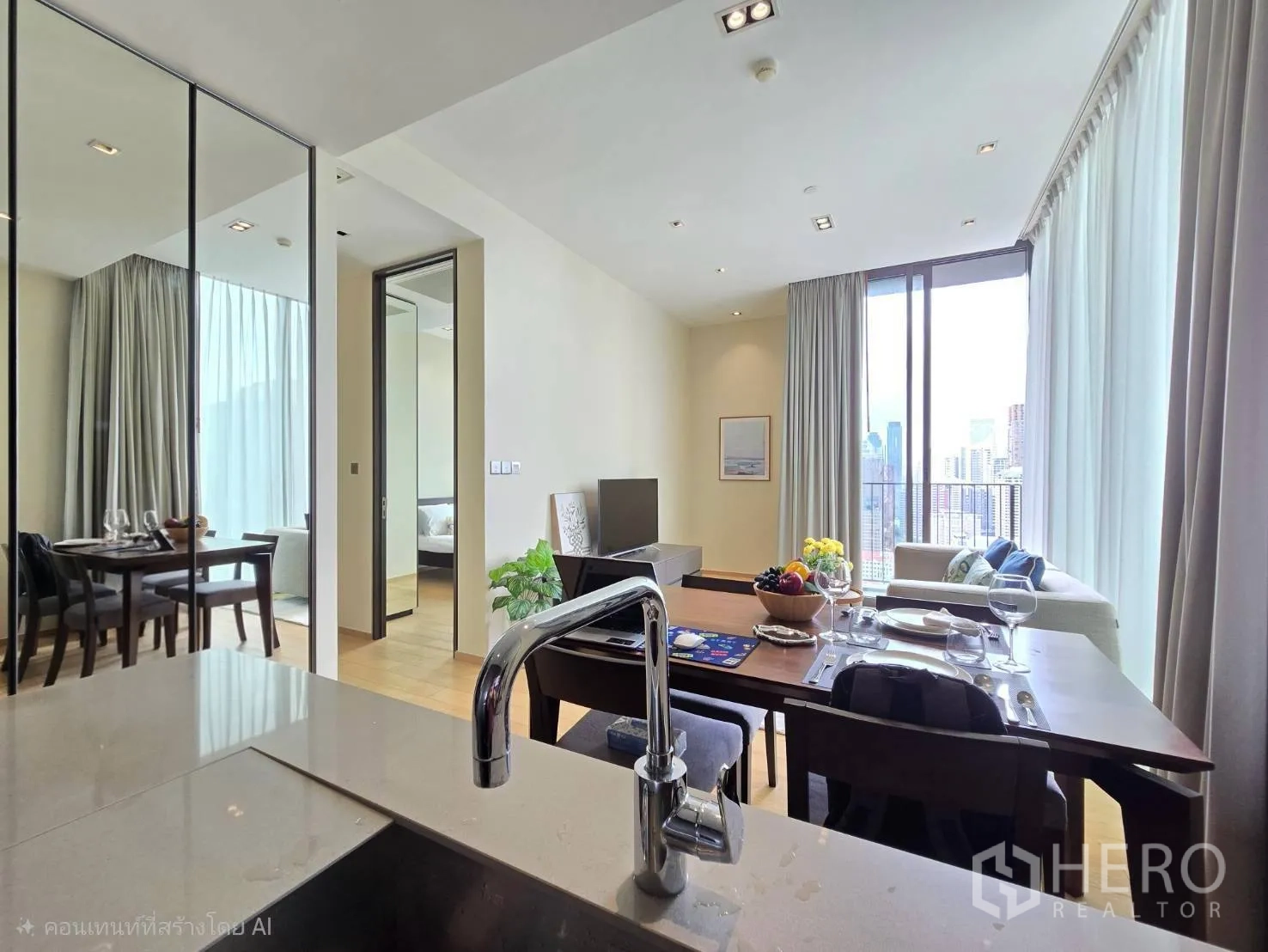 公寓 for rent in Pathum Wan, Bangkok - 从厨房望向客餐厅，大窗采光充足视野开阔。