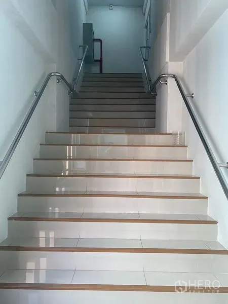 办公空间 出租在Bang Na, Bangkok - 商业楼内宽阔楼梯，瓷砖台阶与不锈钢扶手。