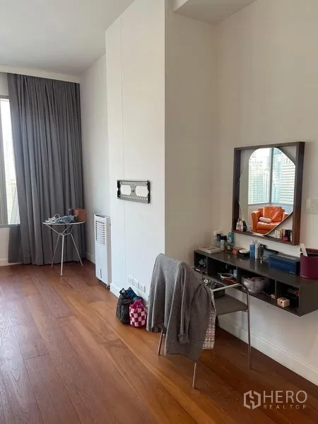 公寓 出租在Pathum Wan, Bangkok - 卧室角落的梳妆台与木地板