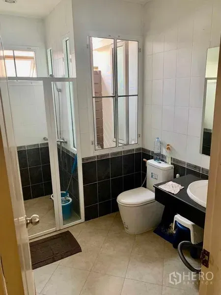 独立式住宅 出租在Prawet, Bangkok - 浴室配玻璃淋浴间与黑白拼色瓷砖。