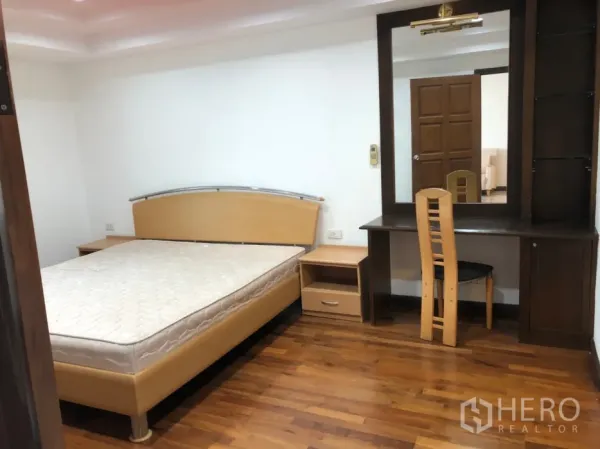 คอนโด ให้เช่าในWatthana, Bangkok - ห้องนอนหลักพื้นไม้พร้อมโต๊ะเครื่องแป้งบิวท์อินและกระจกบานใหญ่