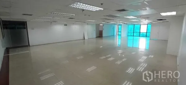 สำนักงาน ให้เช่าในHuai Khwang, Bangkok - พื้นที่สำนักงานยาวโปร่งสู่หน้าต่างเต็มผนัง พร้อมห้องประชุมกระจกขนาดเล็ก.