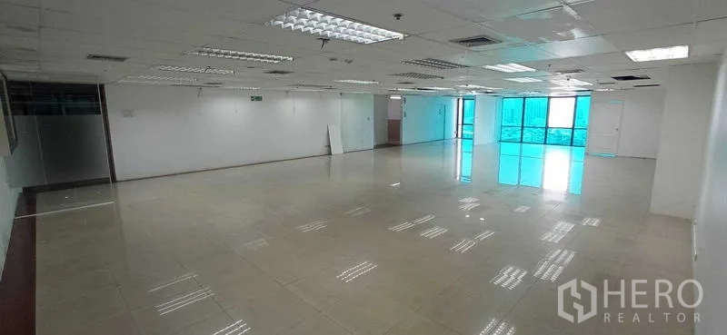 สำนักงาน ให้เช่าในHuai Khwang, Bangkok - พื้นที่สำนักงานยาวโปร่งสู่หน้าต่างเต็มผนัง พร้อมห้องประชุมกระจกขนาดเล็ก.
