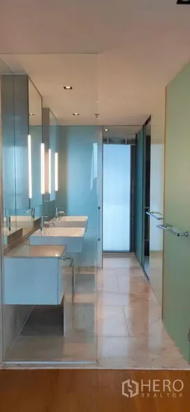คอนโด ขายในSathon, Bangkok - ห้องน้ำสมัยใหม่ อ่างล้างหน้าคู่ ผนังกระจก และไฟส่องสว่างอบอุ่น