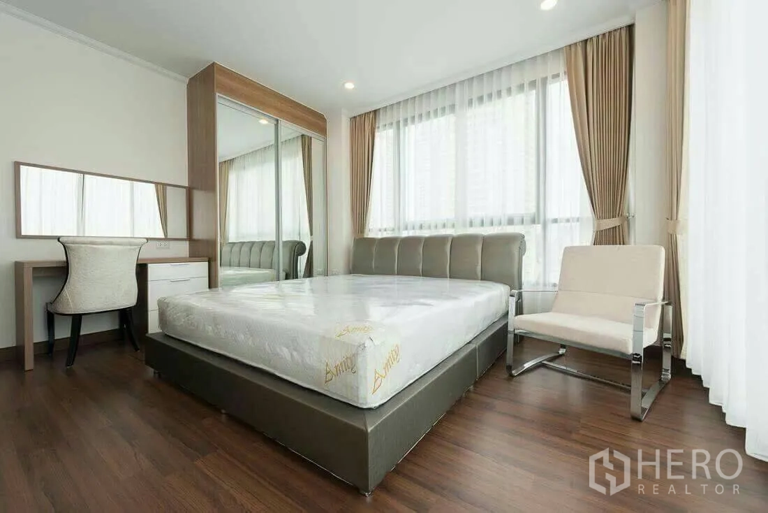 คอนโด ให้เช่าในSathon, Bangkok - ห้องนอนมุมพร้อมตู้เสื้อผ้าบานกระจก โต๊ะทำงาน และหน้าต่างรอบด้าน