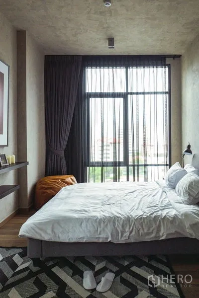 คอนโด ให้เช่าหรือขายในWatthana, Bangkok - ห้องนอนเตียงควีน กระจกบานใหญ่ และผ้าม่านทึบ