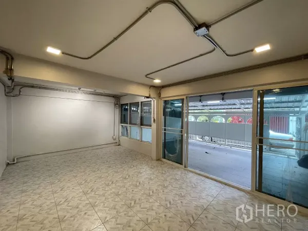 带办公室的家 出租在Khlong Toei, Bangkok - 带推拉玻璃门的开放房间，通往有顶露台，适合会议或展陈。
