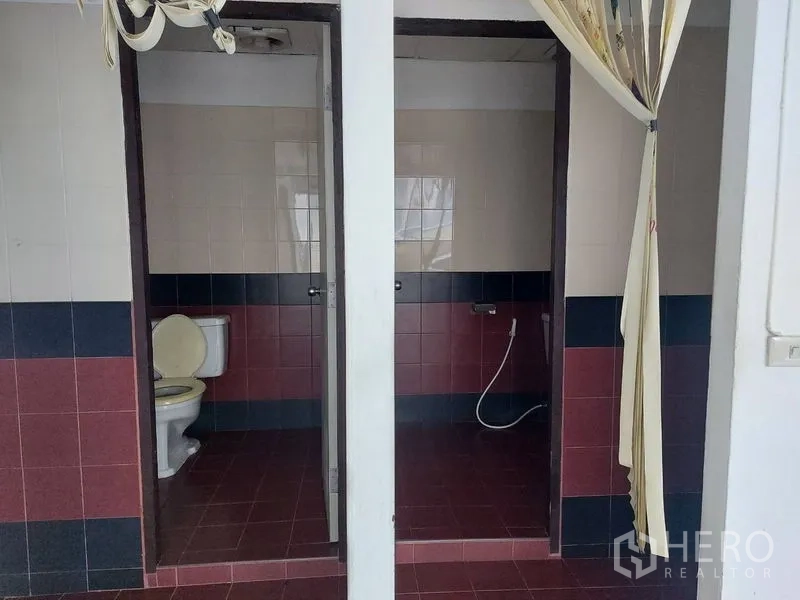 สำนักงาน ให้เช่าในPathum Wan, Bangkok - ห้องน้ำส่วนตัวปูกระเบื้อง แยกห้อง มีสายชำระ ใช้งานสะดวก.
