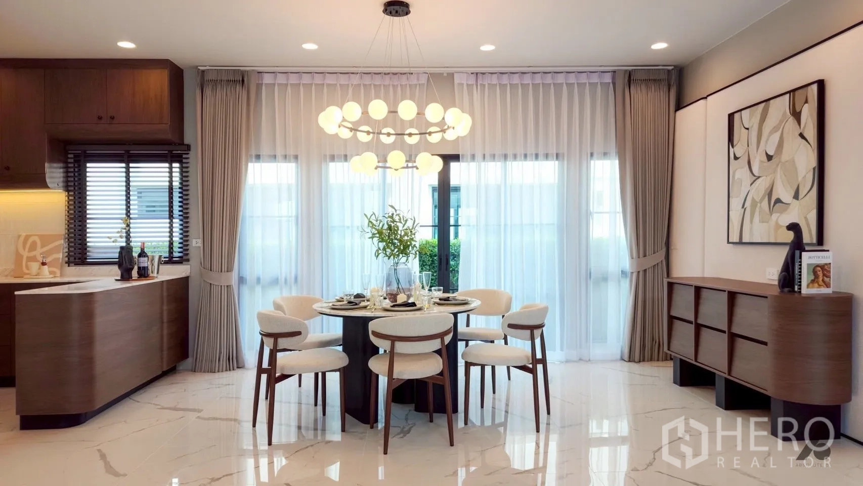บ้าน ให้เช่าในBang Phli, Samut Prakan - ห้องทานอาหารโล่ง โปร่ง ผ้าม่านสูงจรดเพดาน โต๊ะกลม และโคมไฟดีไซน์เด่น