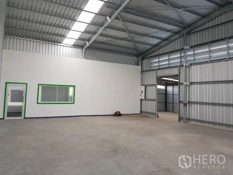 Warehouse for rent in Bang Yai, Nonthaburi - Open-plan warehouse with built-in office room, skylights and smooth concrete floor.