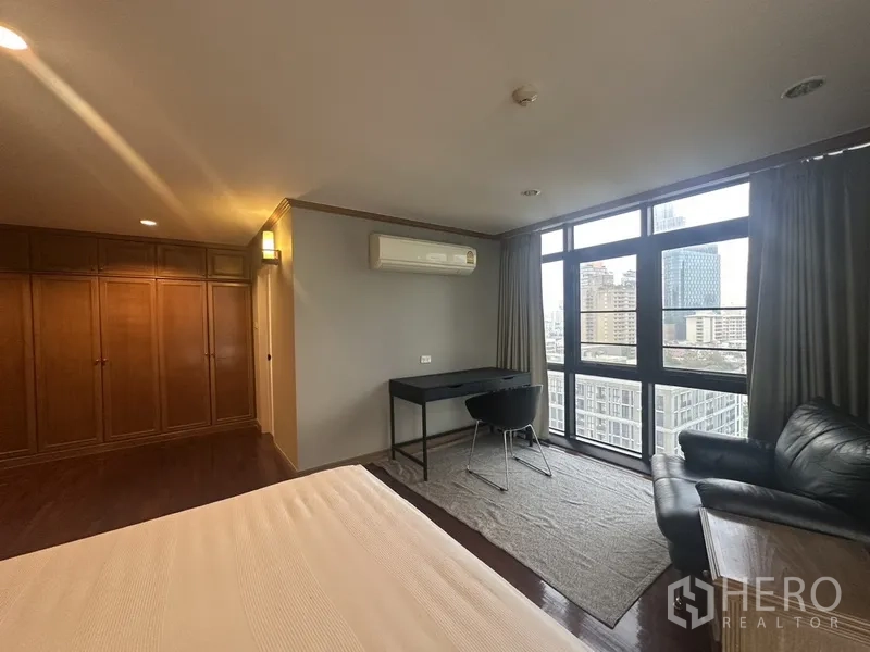 公寓 出售在Watthana, Bangkok - 卧室内整墙衣柜、书桌与高窗城市景