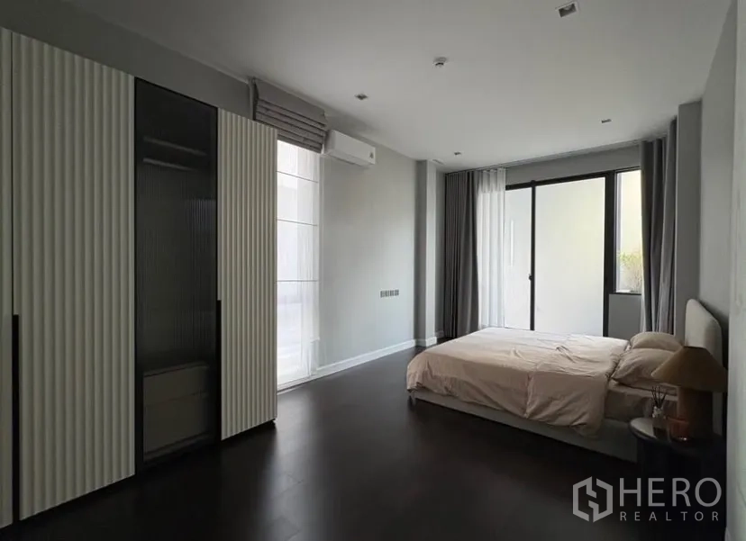 บ้านเดี่ยว for rent in Suan Luang, Bangkok - ห้องนอนขนาดใหญ่ พร้อมตู้เสื้อผ้าบิวต์อินและประตูบานเลื่อนกระจก