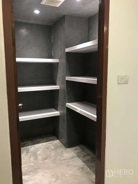 公寓 出售在Watthana, Bangkok - 步入式储物间/食品储藏室，内置白色层架。