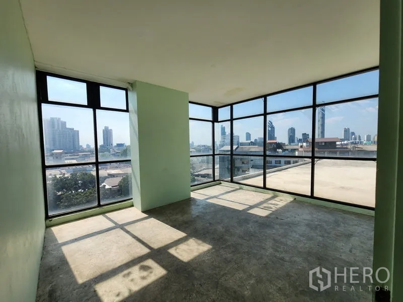 Retail Space for rent in Bang Rak, Bangkok - Bright corner room with full-height glazing and concrete floor.