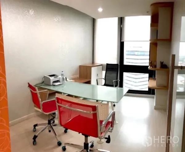 办公空间 出租在Bang Na, Bangkok - 精装独立办公室，玻璃桌、红色座椅与落地窗城市景观。