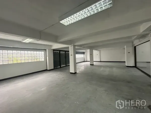 办公空间 出租在Khlong Toei, Bangkok - 开放式楼层，柱列布局与玻璃砖窗引入自然光