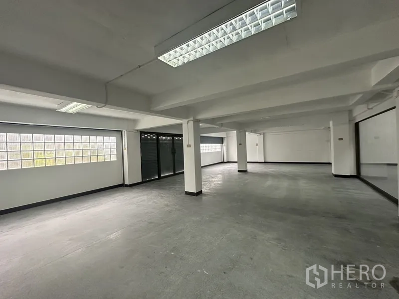 办公空间 出租在Khlong Toei, Bangkok - 开放式楼层，柱列布局与玻璃砖窗引入自然光